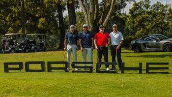 jugadores golf y letrero porsche golf cup