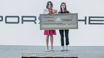 mujeres sosteniendo un cheque porsche golf cup