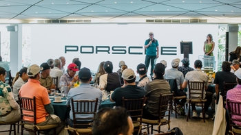 orador y oyentes porsche golf cup
