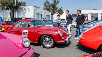 Personas observando autos Porsche antiguos