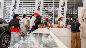 Grupo de personas acuden a Premio Histórico