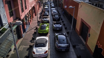 Filas de Porsche de varios colores en rodada con causa para AMANC