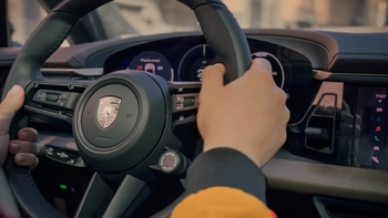 Interior de Porsche volante con conductor en rodada con causa para AMANC