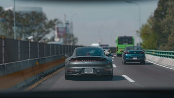 Porsche 911 corriendo en carretera en la rodada con causa para AMANC