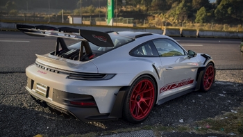 Porsche 911 GT3 RS color gris y rojo estacionado en rodada con causa para AMANC