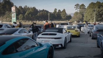Porsche varios modelos estacionados junto con sus pilotos en la rodada con causa para AMANC