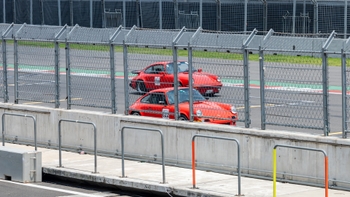 Autos Porsche 911 de color rojo en pista de carreras