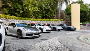 Modelos Porsche 911 aparcados fuera del hotel Rancho San Diego