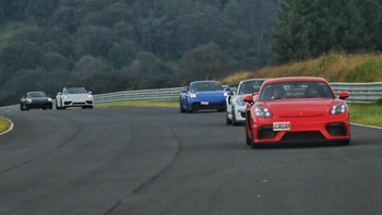 Modelos Porsche 911 corriendo en pista