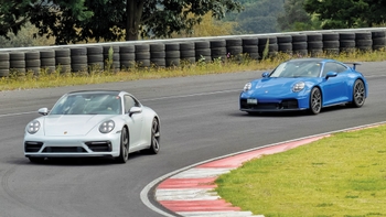 porsche 911 corriendo en una curva