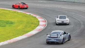 Modelos Porsche 718 y 911 corriendo en pista
