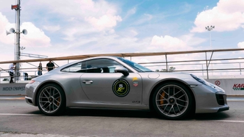 Silver Porsche 911 GT3 model on track