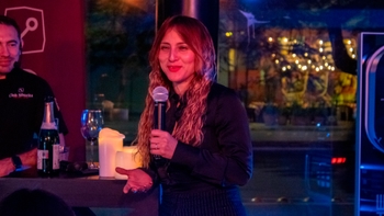Mujer hablando con micrófono en evento de Porsche