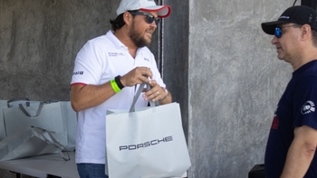 Conductor/Piloto Porsche con sus obsequios