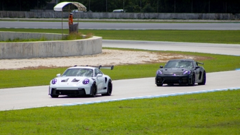 Porsche 911 gts 3 en blanco y en negro on track