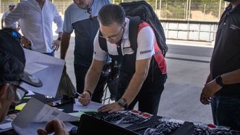Conductor Porsche firmando permisos antes del Track Day en el Porsche Centre Mérida