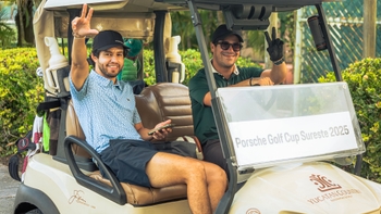 dos golfistas en carrito porsche golf cup sureste en merida