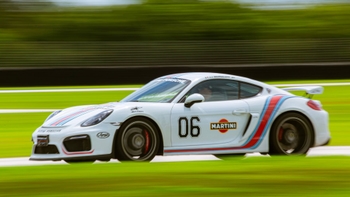 Porsche 911 modelo Martini Racing en pista