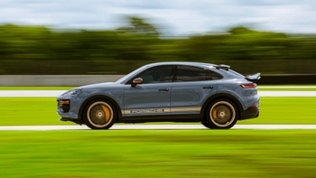 Porsche Cayenne gris en pista