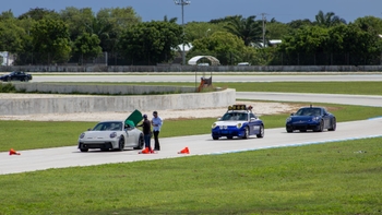 Vehiculos Porsche a punto de arrancar en la pista