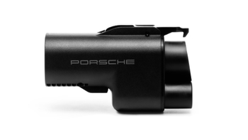 Cargador móvil Porsche aislado, vista lateral.