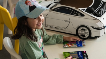 Niño coloreando Porsche de Papel