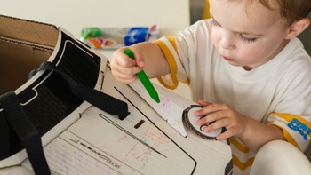 Niño colorea Porsche de Papel