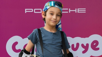 Niño posa para la foto en Porsche Centre