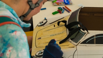 Niño colorea Porsche de papel