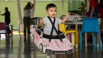 Niño con Porsche de papel