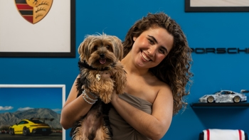 Perro en el evento de Porsche por el Día del Perro
