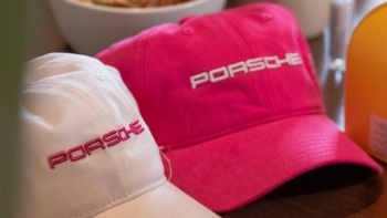 Par de gorros, rosa y blanco con el logo de Porsche.