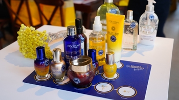 Productos de belleza sobre una mesa