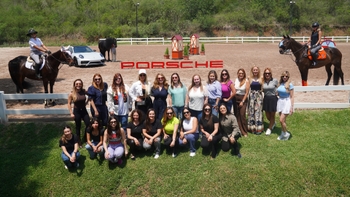 Las damas Porsche posando para la foto en grupo en el centro ecuestre