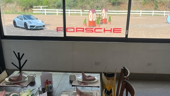 La vista del montaje de Porsche en el centro ecuestre desde una ventana
