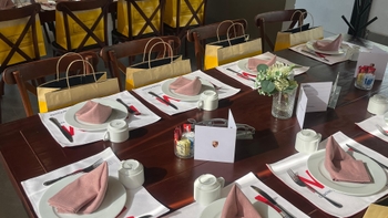 Una mesa servida muy elegantemente