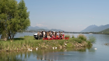 Clientas Porsche junto al lago del hotel Santiago del Rincon