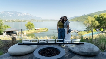 Clientas Porsche posando para una foto con el banner Porsche