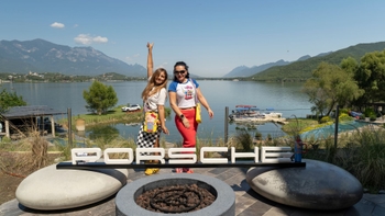 Clientas Porsche tomandose una foto con el banner Porsche