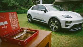 Caja de tabacos al lafo de un Porsche Macan