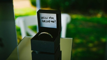Estuche con argolla y letrero qe dice "Will you drive me?"