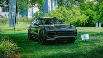 Porsche Macan eléctrico estacionado en un campo de golf