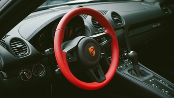 Timon de un auto porche de color rojo