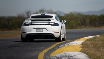 porsche 718 cayman blanco en carretera en track day en monterrey