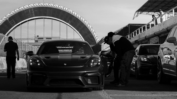 porsche 718 cayman en carretera en track day en monterrey
