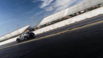 porsche 911 gt3 gris en carretera andando a velocidad en track day monterrey