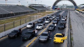 filas de porsche de colores variados en una pista en track day en monterrey