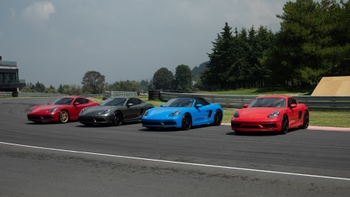 Autos Porsche en pista