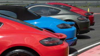 Partes traseras de autos Porsche en pista