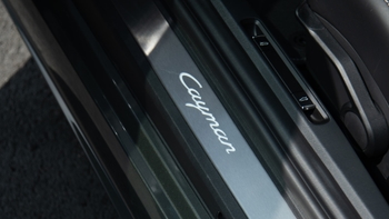Logo Porsche Cayenne en auto Porsche